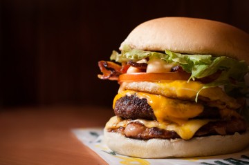 "Várandós hamburgert" dobott piacra az egyik gyorsétterem