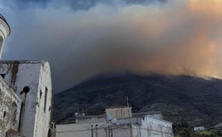 Potężny wybuch wulkanu na wyspie Stromboli. 1 osoba nie żyje, turyści w panice rzucili się do morza [ZDJĘCIA]