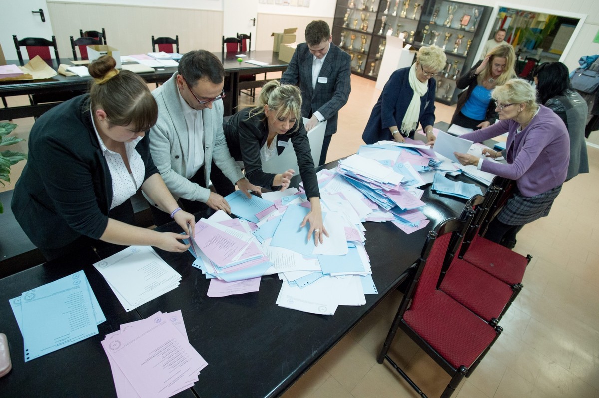 Warszawa jednak bez dogrywki? PKW podała cząstkowe wyniki wyborów samorządowych