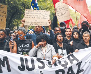 Marsz przeciwko brutalności policji wobec migrantów