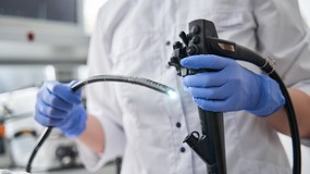 Gastroskopia w narkozie na NFZ? Sprawdź, komu przysługuje