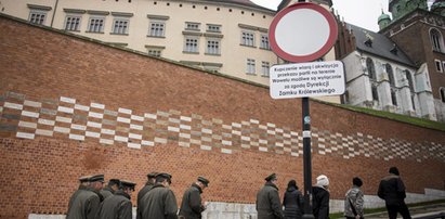 Nowy „znak drogowy” na Wawelu. Policja szuka autora napisu