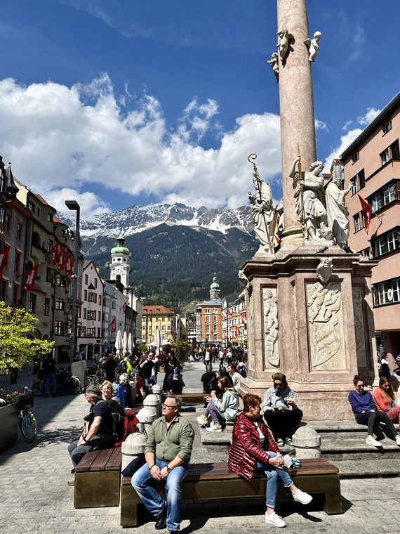 Reprezentacyjna ulica Marii Teresy w Innsbrucku tętni życiem
