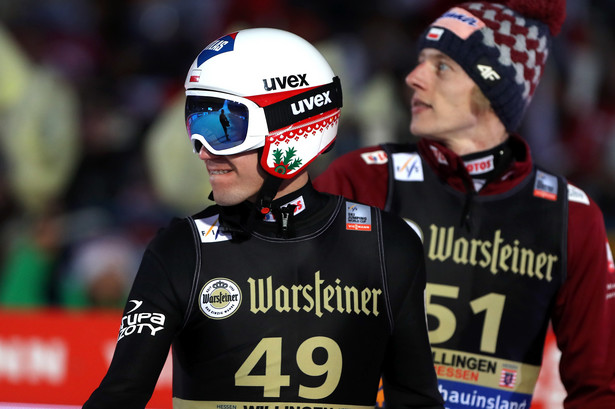 Kamil Stoch (L) i Dawid Kubacki (P), podczas indywidualnego konkursu Pucharu Świata w skokach narciarskich w niemieckim Willingen