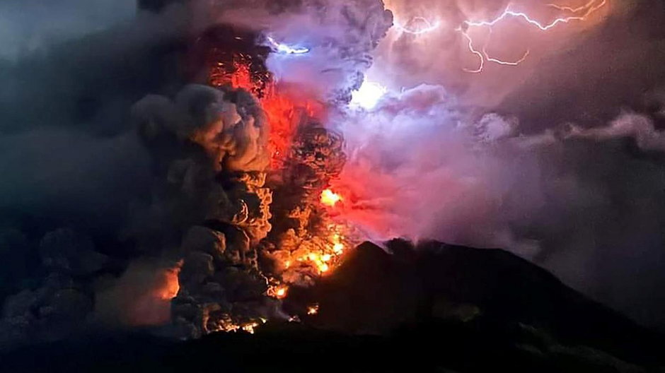 Erupcja wulkanu Ruang, Indonezja