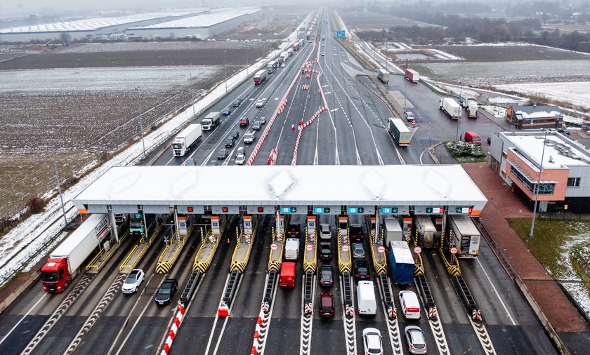 Na zdjęciu bramki na autostradzie A4 w punkt poboru opłat Gliwice Sośnica .