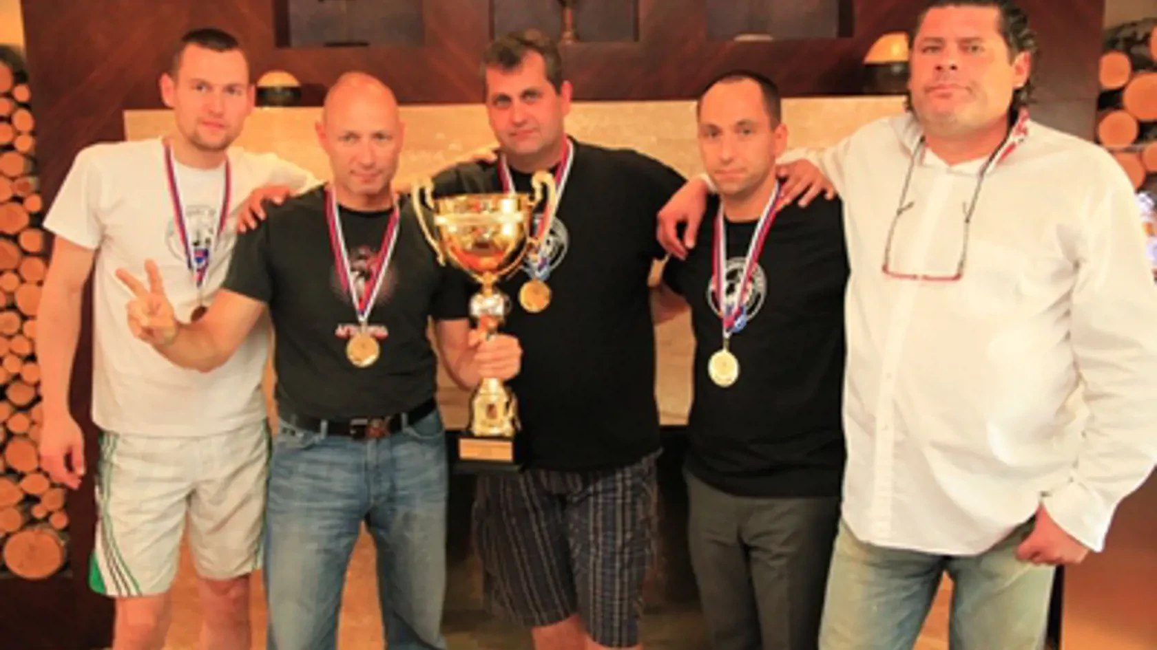Fotografia podporovateľov hokejbalového klubu Nitrianski Rytieri, v strede Radomír Vailing, vtedajší prezident klubu a manažér hotela Zlatý Kľúčik