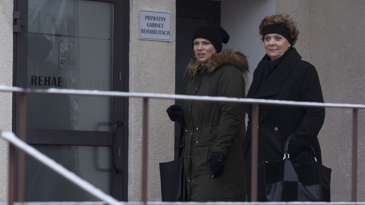 "Przyjaciółki": co wydarzy się w 3. odcinku 9. sezonu? Patrycja z Elą (Elżbieta Jarosik) wybierają się do gabinetu Michała. Spotykają tam Edytę, która przeprasza, że rozkleiła się na pogrzebie.