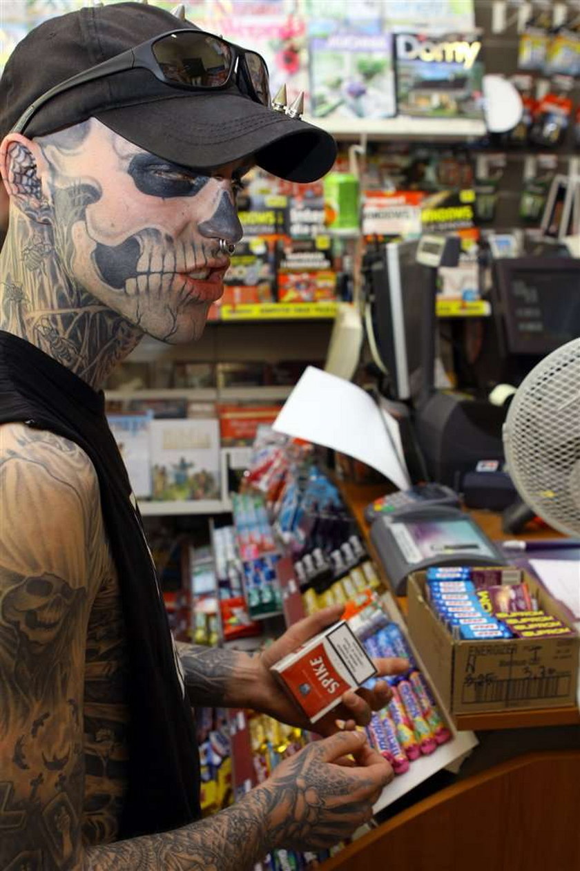 Zombie w Polsce. Ma tatuaż na tatuażu. FOTY