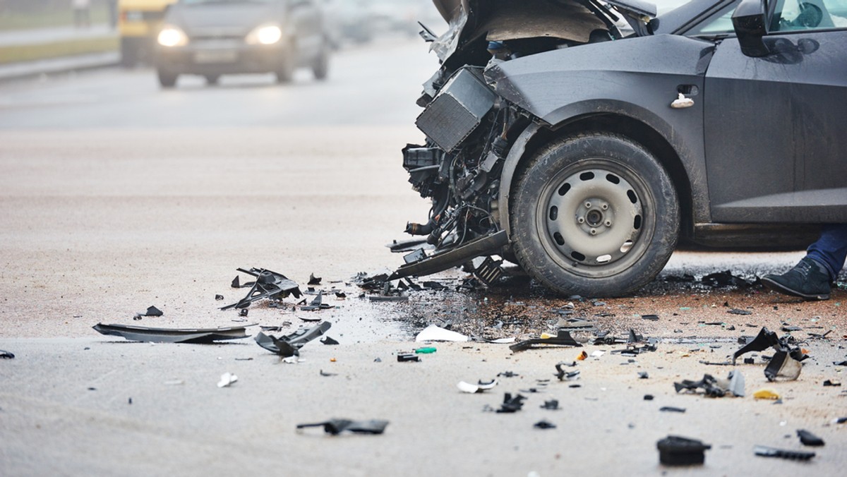 11 samochodów zderzyło się na autostradowej obwodnicy Wrocław (AOW A8) między węzłami Wrocław-Lotnisko a Wrocław-Stadion w stronę Warszawy. Dwa z trzech pasów drogi w stronę Warszawy są nieprzejezdne. 11 osób trafiło do szpitala.