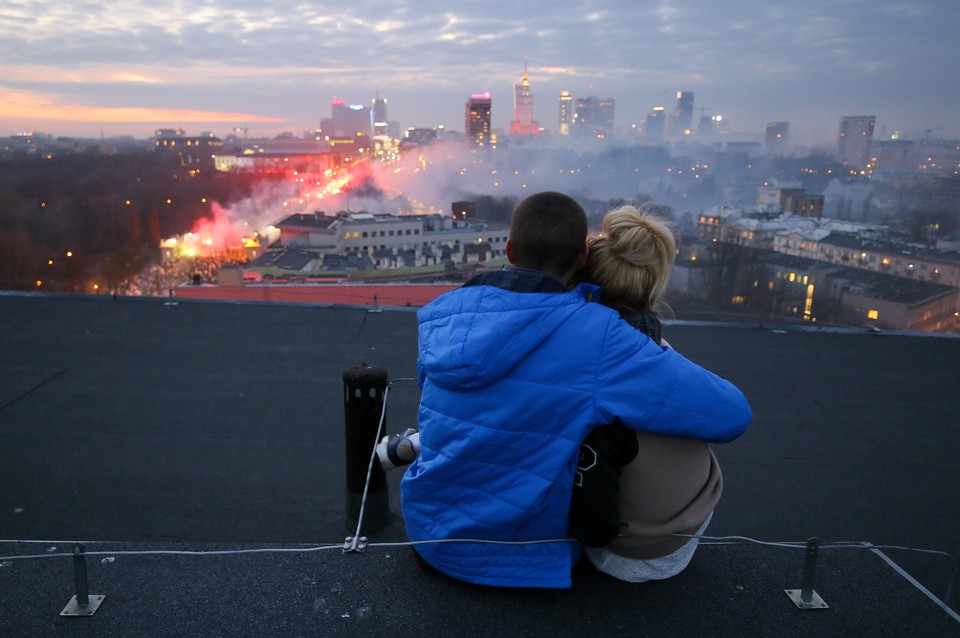 WARSZAWA MARSZ NIEPODLEGŁOŚCI 2014 NARODOWCY (obejmująca się para)