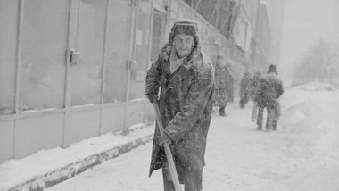 ostry mróz -30 stopni, śnieżyce i zaspy. taki styczeń, że trudno go sobie teraz wyobrazić zimowy koszmar ludzi