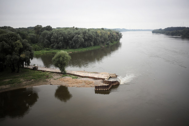 Warszawa, 30.08.2020. Nieczystości spływające bezpośrednio do Wisły na wysokości ul. Farysa na warszawskich Bielanach, 30 bm. Dzień wcześniej doszło do awarii rury przesyłowej do oczyszczalni "Czajka". Na czas awarii uruchomiono ozonowanie. (mr) PAP/Leszek Szymański