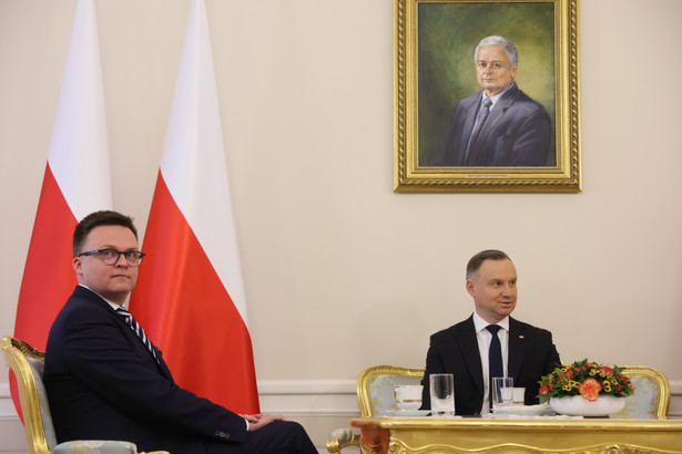 Prezydent RP Andrzej Duda i marszałek Sejmu Szymon Hołownia podczas spotkania w Pałacu Prezydenckim w Warszawie