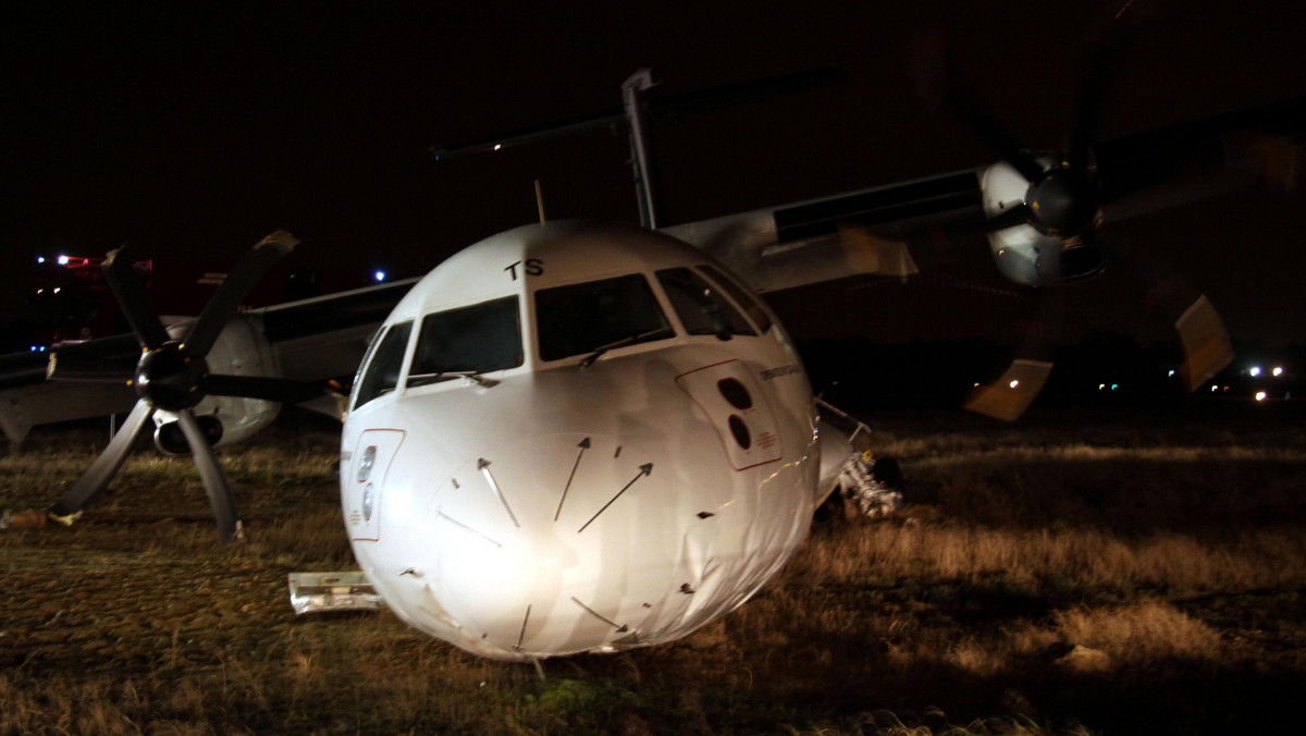 Samolot ATR 72 należący do rumuńskiego przewoźnika Carpatair wyladował wczoraj późnym wieczorem poza pasem na rzymskim lotnisku Fiumicino. 5 osób, w tym 4 pasażerów, zostało rannych - poinformowały włoskie władze lotnicze.