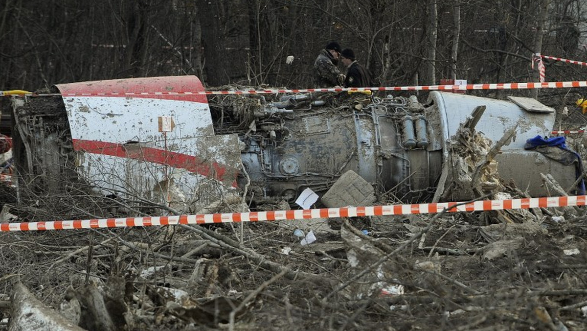 Z materiału dowodowego niezbicie wynika, że ciała wszystkich 96 ofiar katastrofy smoleńskiej znaleziono na miejscu zdarzenia, a informacja o odwiezieniu trzech osób do szpitala nie była prawdziwa - podkreśliła Naczelna Prokuratura Wojskowa.