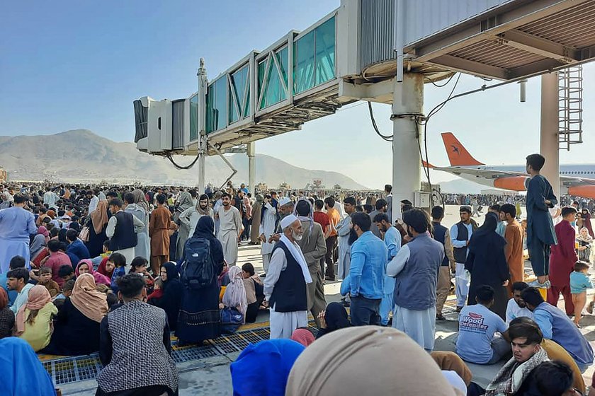 Kabul. Chaos na lotnisku. W tle słychać strzały i krzyk ludzi