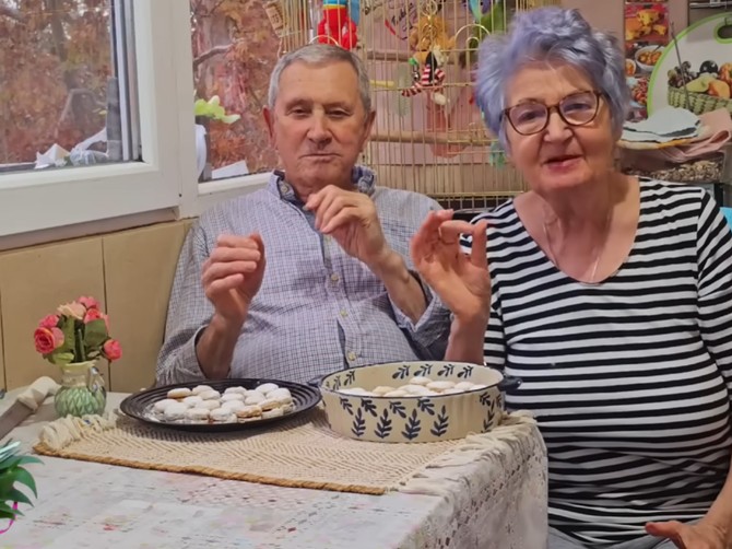 Baka i deka napravili vanilice po receptu starom 50 godina