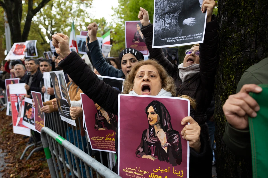 Protest ispred iranske ambasade u Bernu zbog smrti Mahse Amini