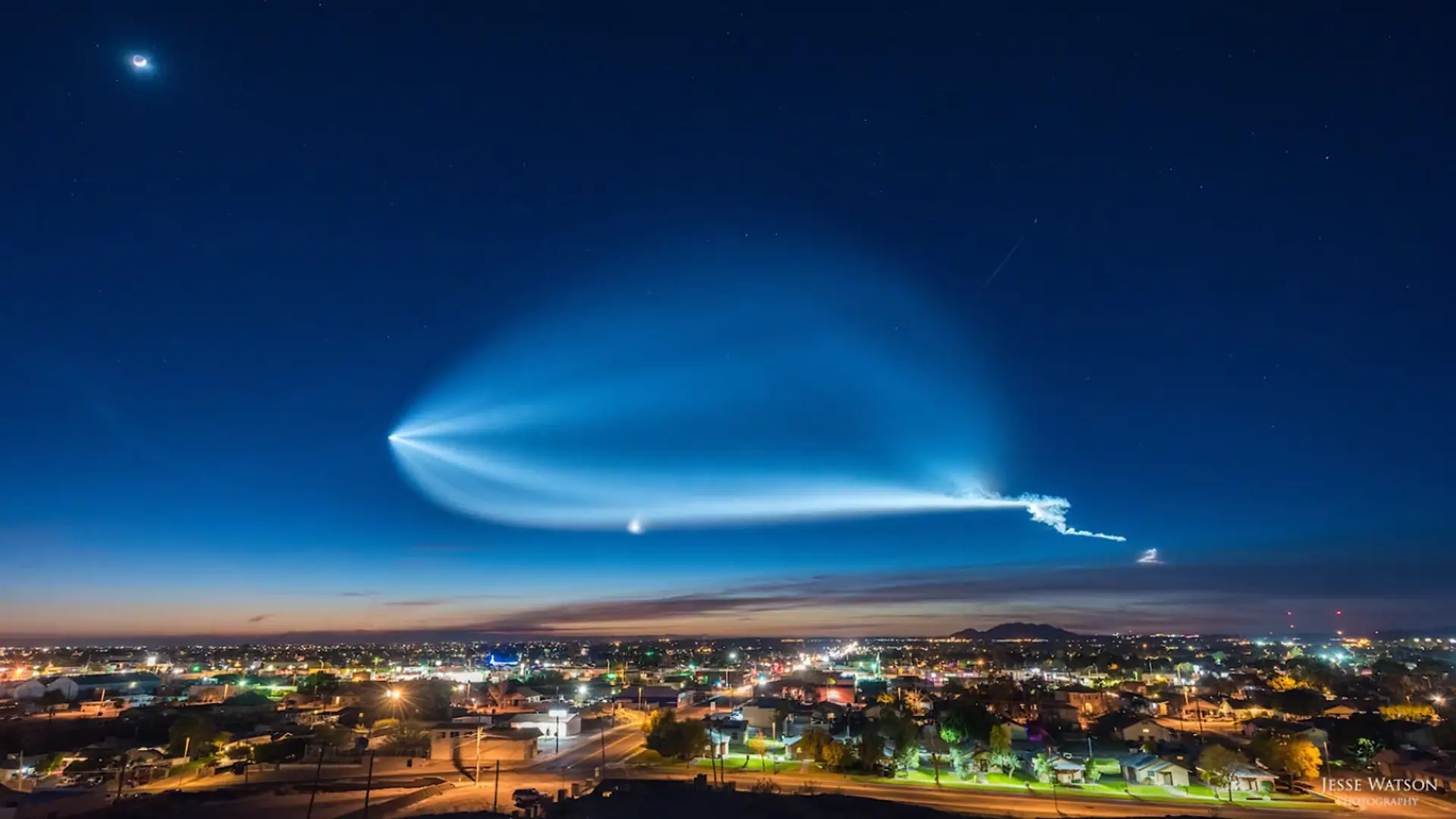 Fotograf nagrał widowiskowy lot rakiety Falcon 9. Zapiera dech w piersiach