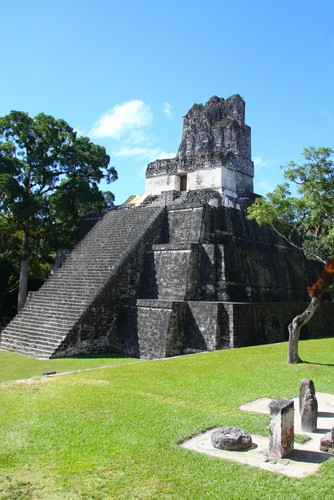Zbudowana przez Majów piramida. Tikal, Gwatemala