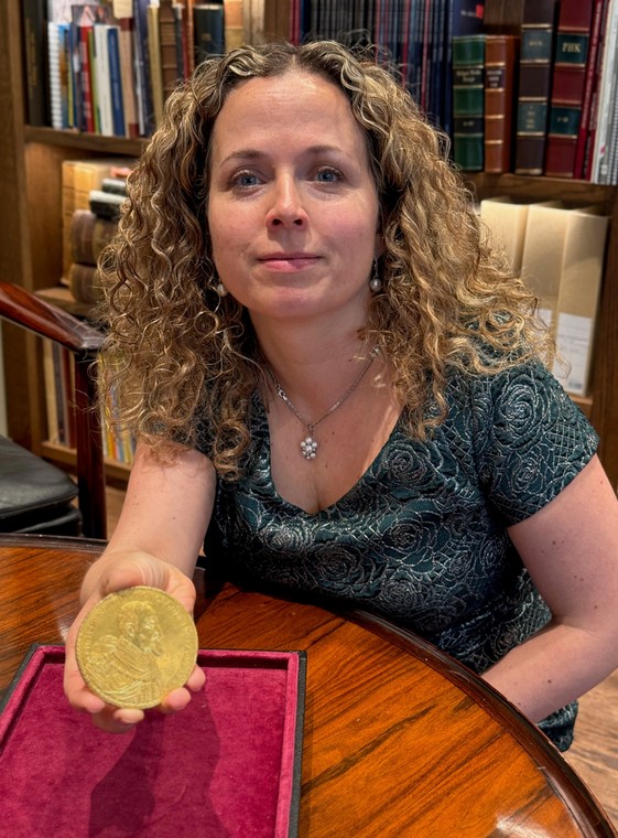 Oslo, Norwegia, 10.05.2025. Dyrektorka domu aukcyjnego Oslo Myntgalleri Dasa Stankova prezentuje 