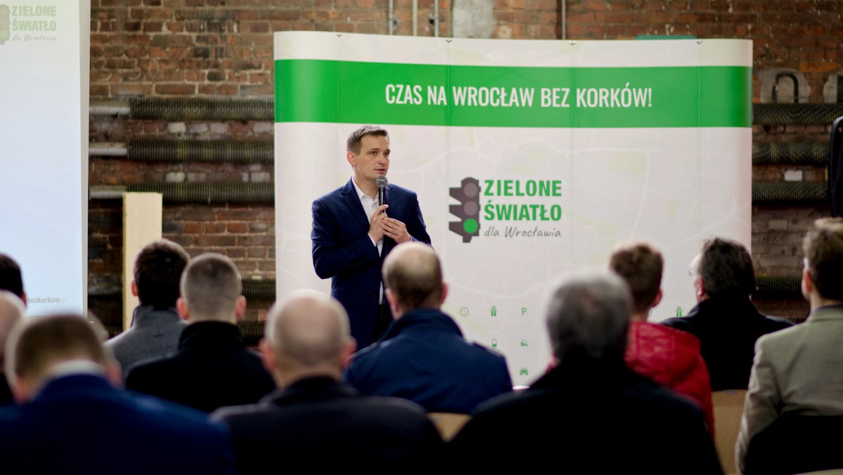 Poseł Nowoczesnej Michał Jaros przedstawił dane, z których wynika, że spośród dużych miast, Wrocław jest najbardziej zakorkowany. Jego zdaniem, żeby odkorkować stolicę Dolnego Śląska miasto powinno inwestować w nowe linie tramwajowe, ścieżki dla rowerzystów oraz parkingi park&amp;ride. Za kluczowe Jaros uważa też powołanie Wrocławskiego Związku Metropolitalnego.