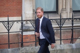 "Hteli su da nas ZAROBE u kraljevskoj porodici!" Oglasio se princ Hari nakon ročišta zbog ODUZIMANJA OBEZBEĐENJA za njega i Megan i kaže da su potvrđeni njegovi NAJGORI STRAHOVI