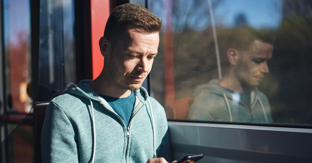 Już od 1 stycznia będą kary za takie korzystanie ze smartfona w komunikacji miejskiej. Gdzie?