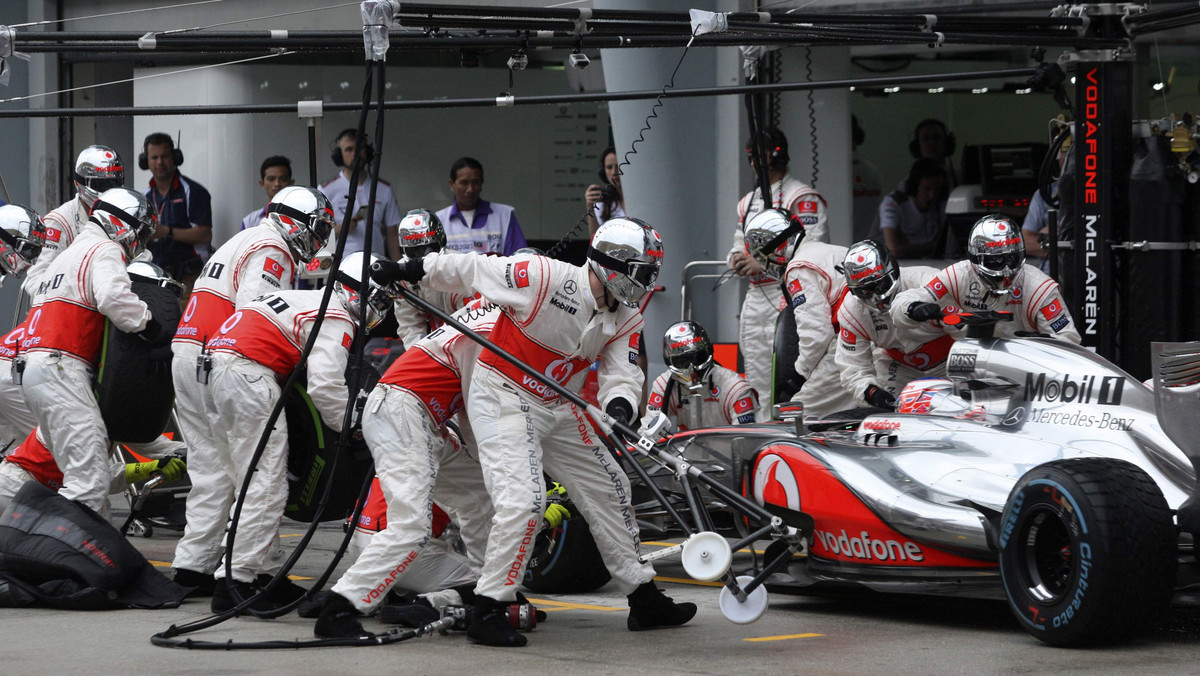 Zwycięzca Grand Prix Australii i dotychczasowy lider mistrzostw świata Jenson Button zaliczył nieudany występ w Malezji. Po kolizji z Narainem Karthikeyanem kierowca McLarena finiszował na czternastej pozycji, nie zdobył ani jednego punktu i spadł na trzecią lokatę w klasyfikacji sezonu.