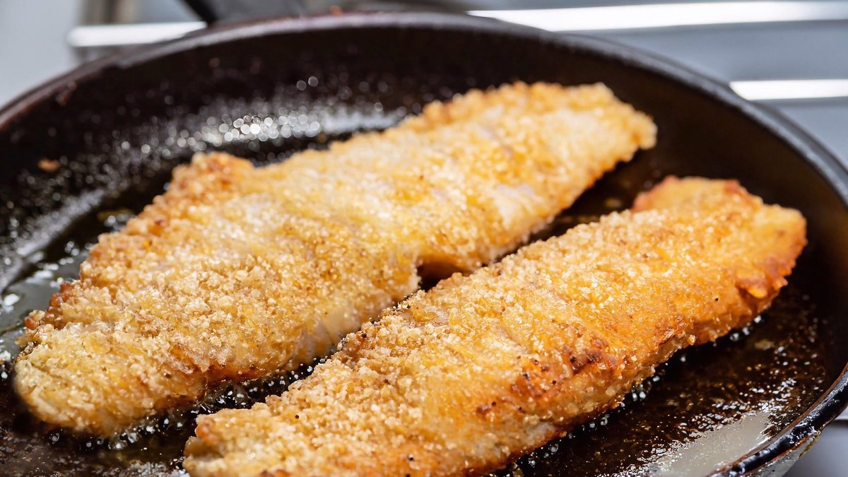 Ovako Grkinje pohuju ribu koja ne upija ulje: Trik je u sastojku koji svi imamo u kući