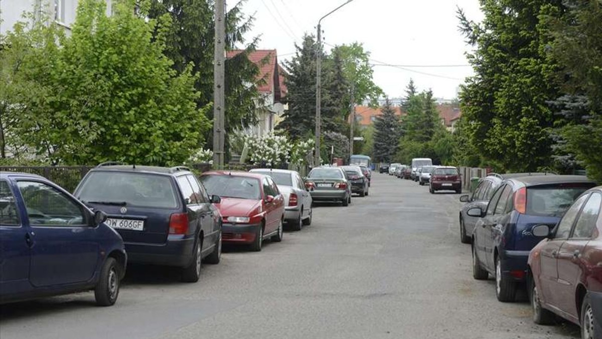 Wojna o parking pod szpitalem przy Borowskiej trwa w najlepsze. Odkąd za postój trzeba tam płacić, kierowcy odwiedzający lub przywożący swoich bliskich zostawiają swoje samochody przy pobliskich ulicach. Ta nowa praktyka nie podoba się jednak okolicznym mieszkańcom, którzy szukają sposobu, by pozbyć się aut tarasujących im drogi - informuje Fakt.pl.