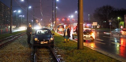 Volkswagen z Łęczycy utknął na torach w Łodzi. Jak to możliwe?