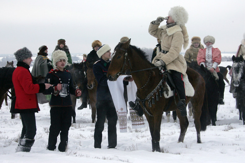 Zimowe polowanie w Rosji w tradycyjnych strojach z czasów carskich to nowe hobby wielu rosyjskich kół łowieckich. Wódka jest bardzo ważną częścią takich polowań