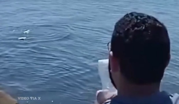 Egipćani šalju flaše napunjene hranom za Gazu bacajući ih u more