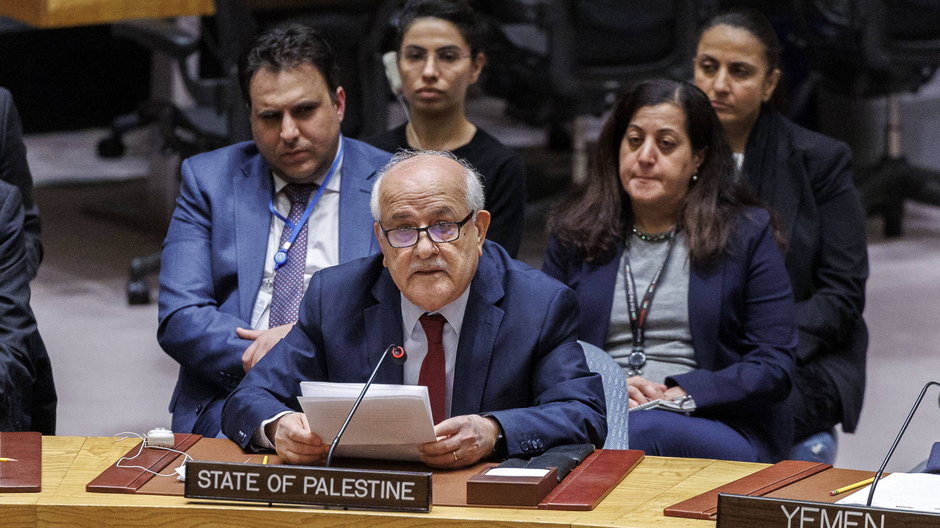 Ambasador Palestyny Riyad Mansour przemawia po przyjęciu rezolucji wzywającej do natychmiastowego zawieszenia broni w Strefie Gazy, 25.03.2024 r.