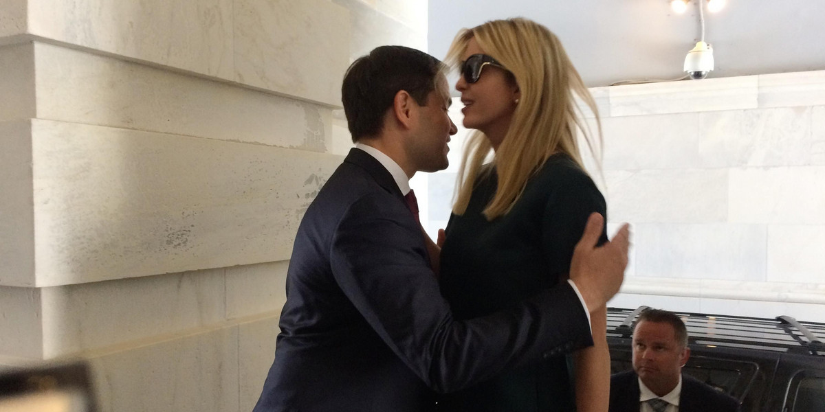 Zamężna Ivanka Trump w ramionach obcego mężczyzny