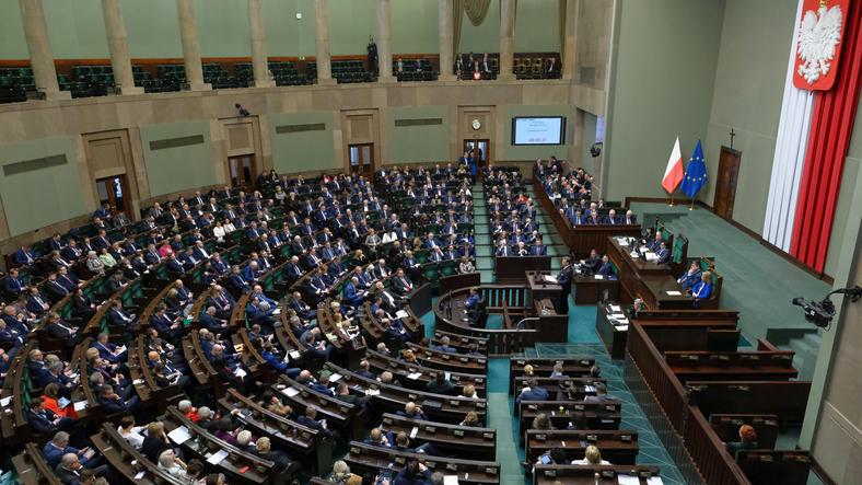 Koronawirus w Polsce? Sejm przyjął ustawę. Co to oznacza? - Wiadomości
