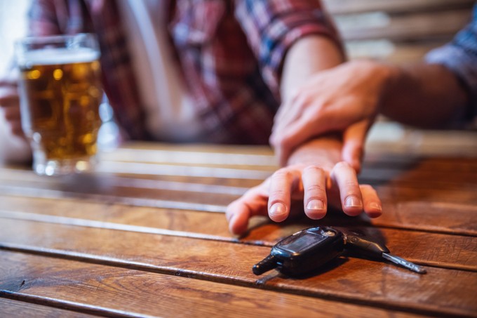 Alkoholt fogyasztott? Tudja meg, mikor ülhet újra volán mögé!