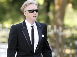 Modysta Philip Treacy odmładza kobiety