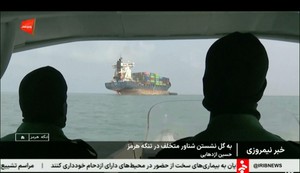 Nasukani brod u Ormuskom zalivu na snimku emitovanom na iranskoj državnoj televiziji 1. jula
