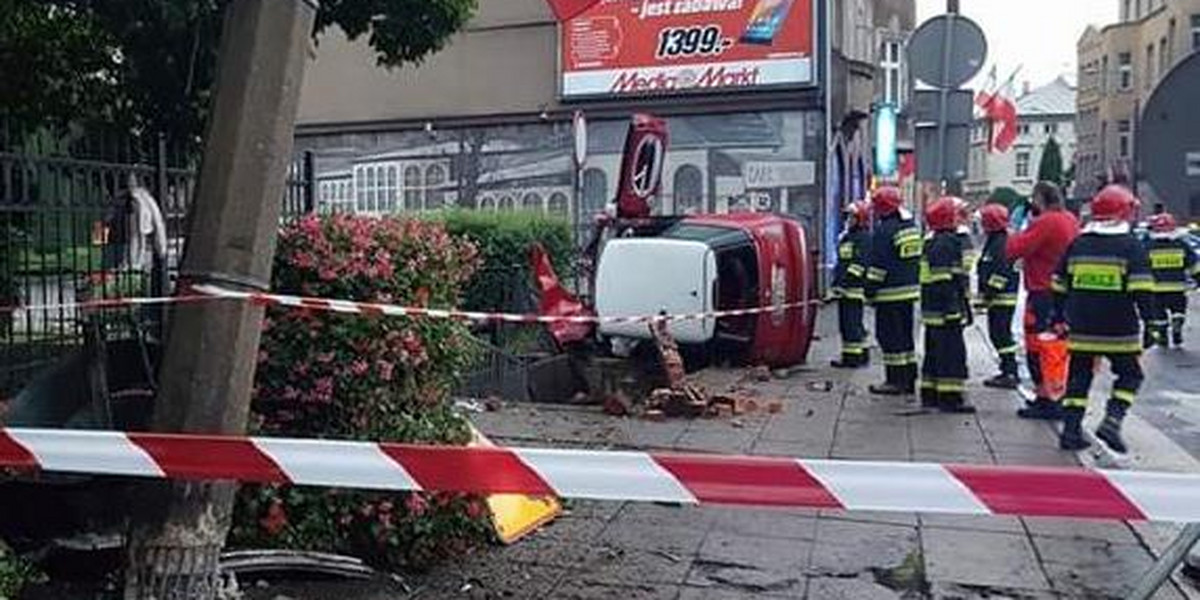 Samochód uderzył w słup. Nastolatka walczy o życie