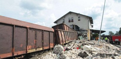 To przez 3 nastolatków pociąg wjechał w dom?!