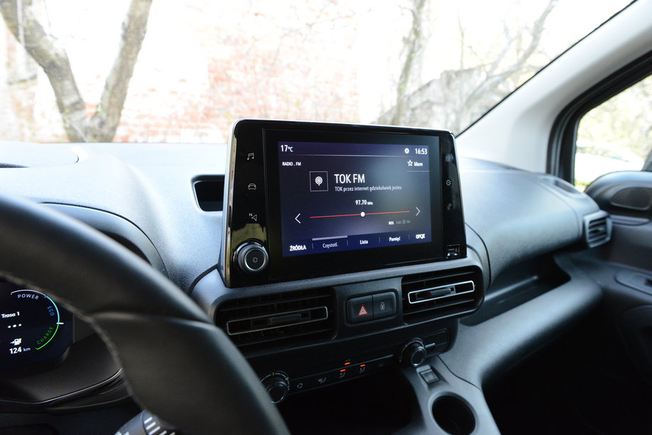 Opel Combo-e Life XL ma zaledwie dobry system multimedialny, z podstawowymi funkcjami. Gdy chodzi o nawigację, lepiej skorzystać z map Google i smartfona podłączonego przez Android Auto.