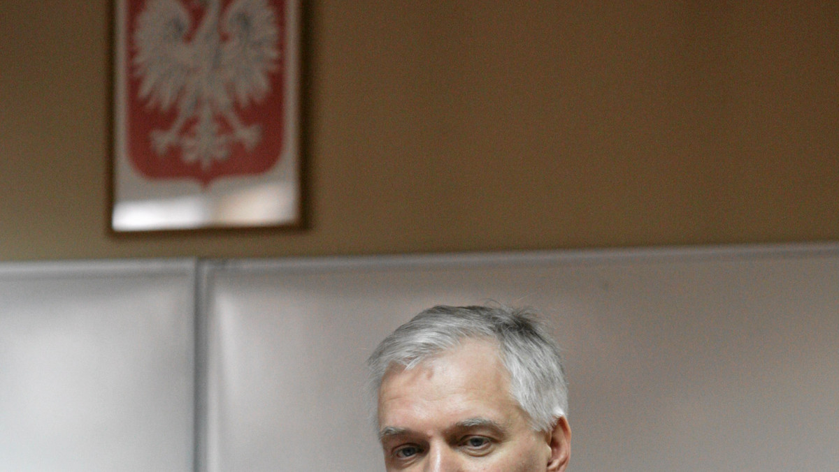 - Nie mam wątpliwości, że Rosjanie od dłuższego czasu prowokują wewnętrzne konflikty w Polsce wokół katastrofy smoleńskiej - powiedział w Radiu ZET minister sprawiedliwości, Jarosław Gowin.