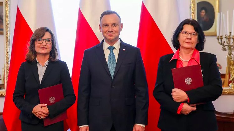 Marzena Paczuska (po lewej) i Hanna Karp po odebraniu nominacji do KRRiT od prezydenta Andrzeja Dudy