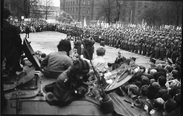 Wrocław 10.1968. Plac Wolności, powitanie żołnierzy Wojska Polskiego powracających z Czechosłowacji