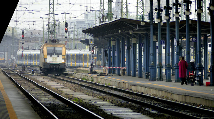 Kigyulladt egy mozdony Győr-Moson-Sopron megyében /Fotó: MTI/MTVA/Bizományosi: Jászai Csaba