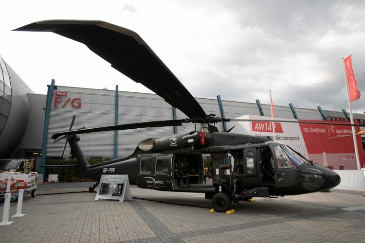 Śmigłowiec Black Hawk produkowany przez PZL Mielec - jeden z trzech helikopterów, który w ramach przetargu wartego 8 mld zł może trafić do polskiej armii. 03.09.2013 Kielce. Targi MSPO 2013.  Fot. Jakub Orzechowski / Agencja Gazeta