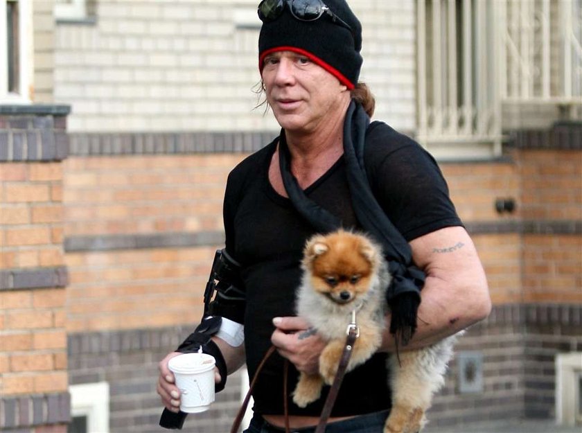 Mickey Rourke jest obrzydliwy. Dostał piany na ustach!